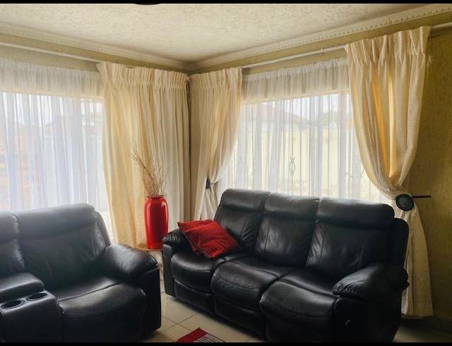 3 BEDROOM HOUSE FOR SALE IN DIEPKLOOF ZONE 4